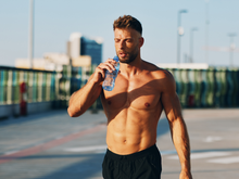 Chega de água quente na hora de malhar! Esta garrafa mantém sua bebida gelada, tem um design incrível e moderno e é super prática de carregar