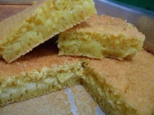 Bolo de milho cremoso que sai recheado do forno é a receita do momento que vai te deixar apaixonado!