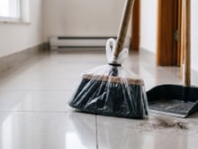 Depois que eu comecei a usar um saco plástico na vassoura antes de varrer a casa, minha vida mudou completamente: agora não sofro mais com pelos espalhados!