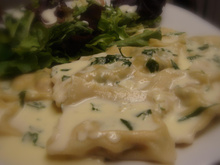 Ravioli com recheio de ricota, rúcula e tomate seco regado ao molho Alfredo