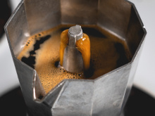 Como o tipo e quantidade de água impacta na preparação do café na cafeteira italiana