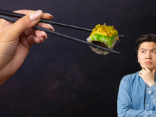 Por que orientais usam hashi para comer se os humanos já usam facas há 7 mil anos?