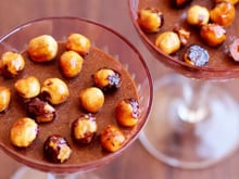 Essa mousse de chocolate com café e avelã é a combinação perfeita: doce na medida certa, não fica enjoativo e derrete na boca