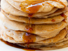 Nem glúten, nem banana: como fazer uma torre de panqueca sensacional com uma massa fofinha e úmida