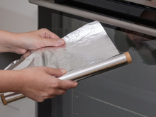 Se sua mãe não te ensinou, eu te ensino: esse é o lado certo para utilizar o papel-alumínio