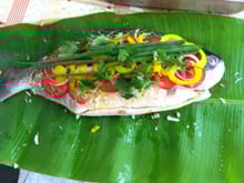 Peixe na folha de bananeira