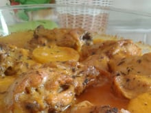 Frango ao forno com creme de cebola e batatas gratinadas