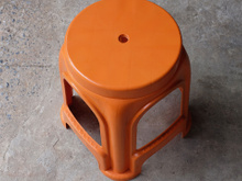 Para que serve o buraco no meio do banquinho de plástico? O motivo é mais simples do que parece