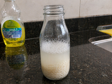 Nunca mais sofra para limpar garrafas: o truque do arroz que alcança onde a esponja não chega