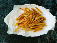 Adeus batata murcha: use papel-toalha desse jeito e tenha uma batata frita sequinha e crocante por muito mais tempo