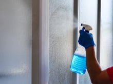 Nunca mais sofra na faxina: o jeito mais fácil (e rápido!) de limpar o box de vidro do banheiro e tirar manchas de sabão