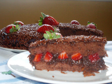 Bolo integral de brigadeiro com morango