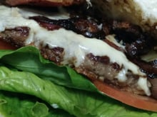 Hambúrguer de fraldinha com bacon