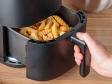 Larissa Amorim, nutricionista: "'Ah, eu vou comprar a batata já congelada e fazer na airfryer'. É menos pior, mas ela já passa por um processo de fritura para ser congelada. Então o que é o ideal?"