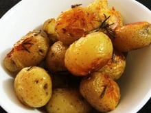 Uma pancada de sucesso: batata ao murro é o acompanhamento simples, mas diferente para fazer com o ingrediente que todo mundo adora
