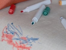 Eu quase entrei em desespero com a mancha de canetinha no sofá, mas descobri este truque remove sem desbotar a cor original
