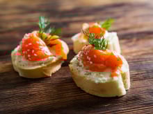 Canapé de salmão defumado e cream cheese: aprenda a fazer o aperitivo e surpreenda a sua família na ceia de Natal