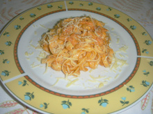 Macarrão cremoso com cogumelos e queijo cremoso