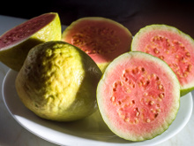 Goiaba é bom para quê? Descubra as vantagens de consumir mais essa fruta cheia de benefícios