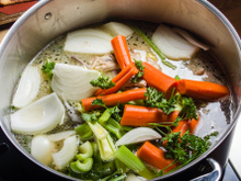 2 maneiras muito baratas de fazer caldo de legumes 100% natural: você vai se surpreender com a facilidade!