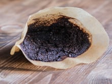 Descartar borra de café usada no vaso sanitário: para que serve e por que é recomendado fazê-lo uma vez por semana