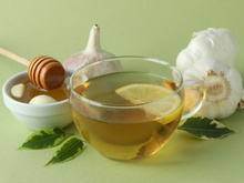 Chá potente de alho com limão; veja benefícios para imunidade e como fazer