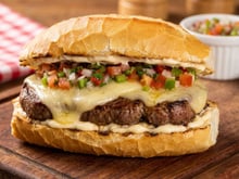 Churrasco no pão com molho vinagrete e queijo derretido bem suculento
