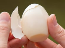 Adicione este ingrediente à água enquanto cozinha os ovos: a casca se solta de uma vez só