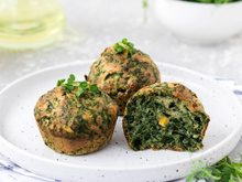 Nem farinha, nem fritura: passo a passo para fazer bolinhos de espinafre com 4 ingredientes de uma forma mais saudável