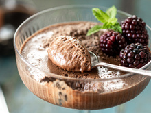 Mousse de chocolate com café: a sobremesa cremosa que fica pronta num piscar de olhos (sem ficar enjoativo)