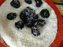Manjar de coco ralado e ameixas