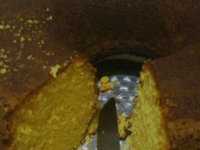 Bolo de fubá com suco de laranja