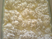 Cuca de farofa com leite condensado e coco