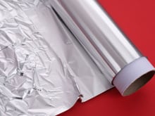 Por que tantas pessoas envolvem o braço com papel-alumínio à noite? A resposta vai te surpreender!