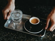 A verdadeira razão pela qual você deveria tomar café com um copo de água como fazem na Itália, e o que fazemos de errado no Brasil