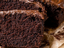 Por que alguns cozinheiros colocam café no bolo de chocolate? TudoGostoso explica como o truque pode transformar a receita