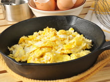 As melhores dicas com ingredientes caseiros para fazer ovos mexidos cremosos e que derretem na boca!