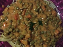 Macarrona de salsicha ao molho de tomate e creme de leite
