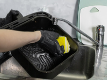 Como limpar air fryer sem sofrer: a melhor técnica para remover a gordura grudada sem estragar o antiaderente