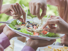 Benefícios de comer com as mãos: nutricionista revela vantagens surpreendentes do hábito inusitado