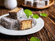 Lamingtons: receita dos bolinhos cobertos com chocolate e coco