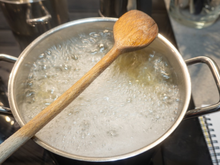 Eu sempre fazia isso errado na cozinha: descobri no TudoGostoso por que colocar uma colher de pau sobre a panela