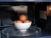 Trend do ovo no micro-ondas preocupa médicos: "Parece brincadeira, mas pode resultar em dor, hospitalização e sequelas para toda a vida"