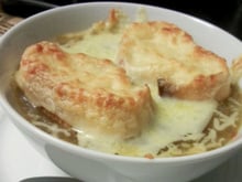 Sopa de cebola cremosa gratinada: truque da minha avó deixa essa receita fantástica ainda mais especial