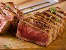 Sabe o que é o líquido vermelho da carne?