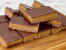 Eu sou tão louca por essa torta escocesa quanto o Pica-Pau: massa crocante, caramelo cremoso e chocolate, é uma sobremesa dos deuses!