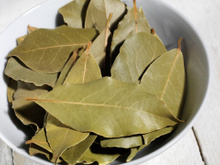 Se sua mãe não te ensinou, eu te ensino: coloque folha de louro atrás da porta se você quiser se livrar desse problemão de uma vez por todas!