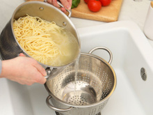 Todos sempre escorrem o macarrão na pia, mas aqui está por que isso é uma das piores ideias já tidas