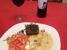 Chorizo com chimichurri e chuchu ao molho branco com queijo brie