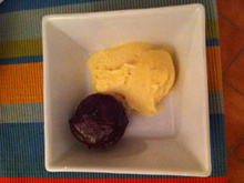 Tortinha quente de chocolate para servir com sorvete